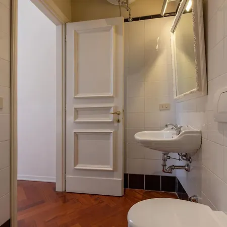 Seta Spacious Next To The Duomo 아파트 *