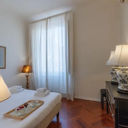 아파트 Seta Spacious Next To The Duomo